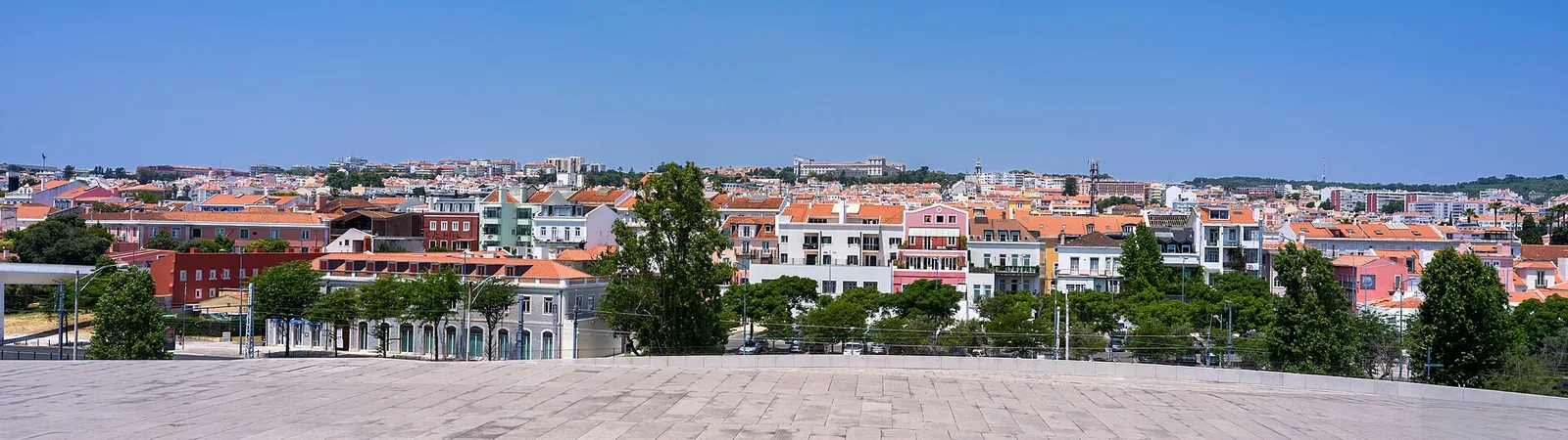 סביבת עבודה מרחוק עם מחשב נייד ונוף נהר הדורו בפורטו