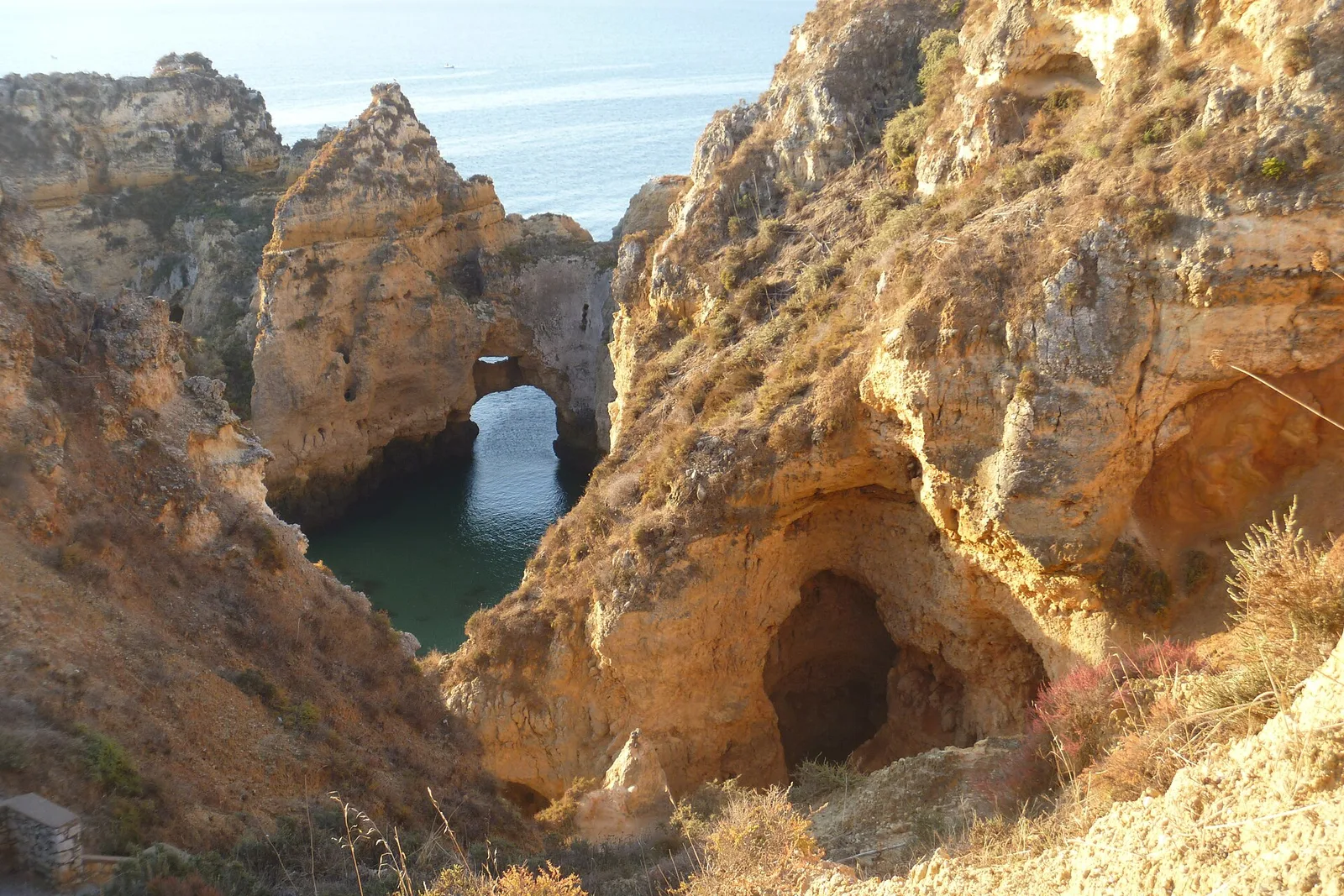 צילום מלמעלה של מרינת אלבופיירה עם סירות צלילה שמוכנות ליציאה לשונית האמנות EDP, אלגרבה