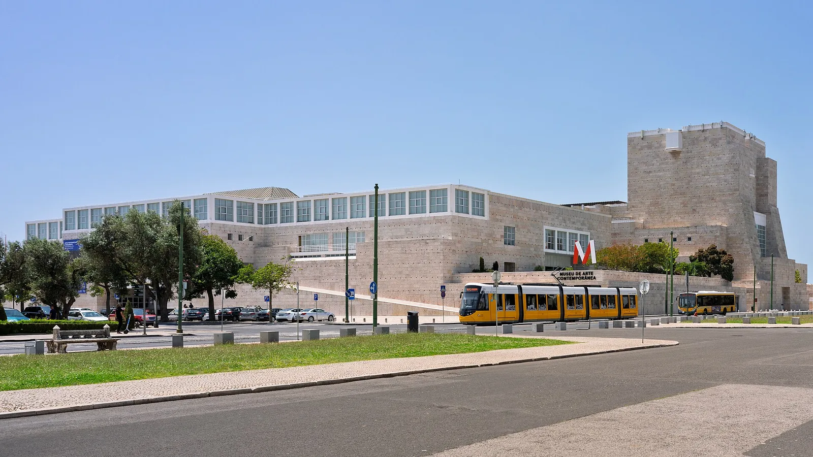 קשת הניצחון וכיכר המסחר (פראסה דו קומרסיו) בליסבון בשעת בין ערביים, נקודת מוצא לחיי הלילה לצד נהר הטז'ו