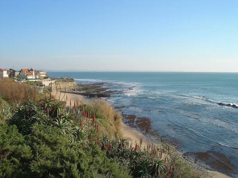 The small cove of Praia da Rainha in Cascais, between the cliffs