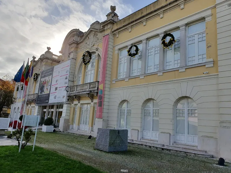 The building of the Sintra arts museum, MU.SA, seen from the street