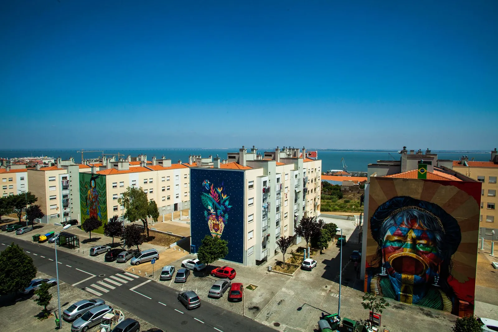 ציורי קיר אמנות רחוב על בנייני מגורים בשכונת מרווילה בליסבון, שכונה משתלמת לטיול חסכוני בפורטוגל