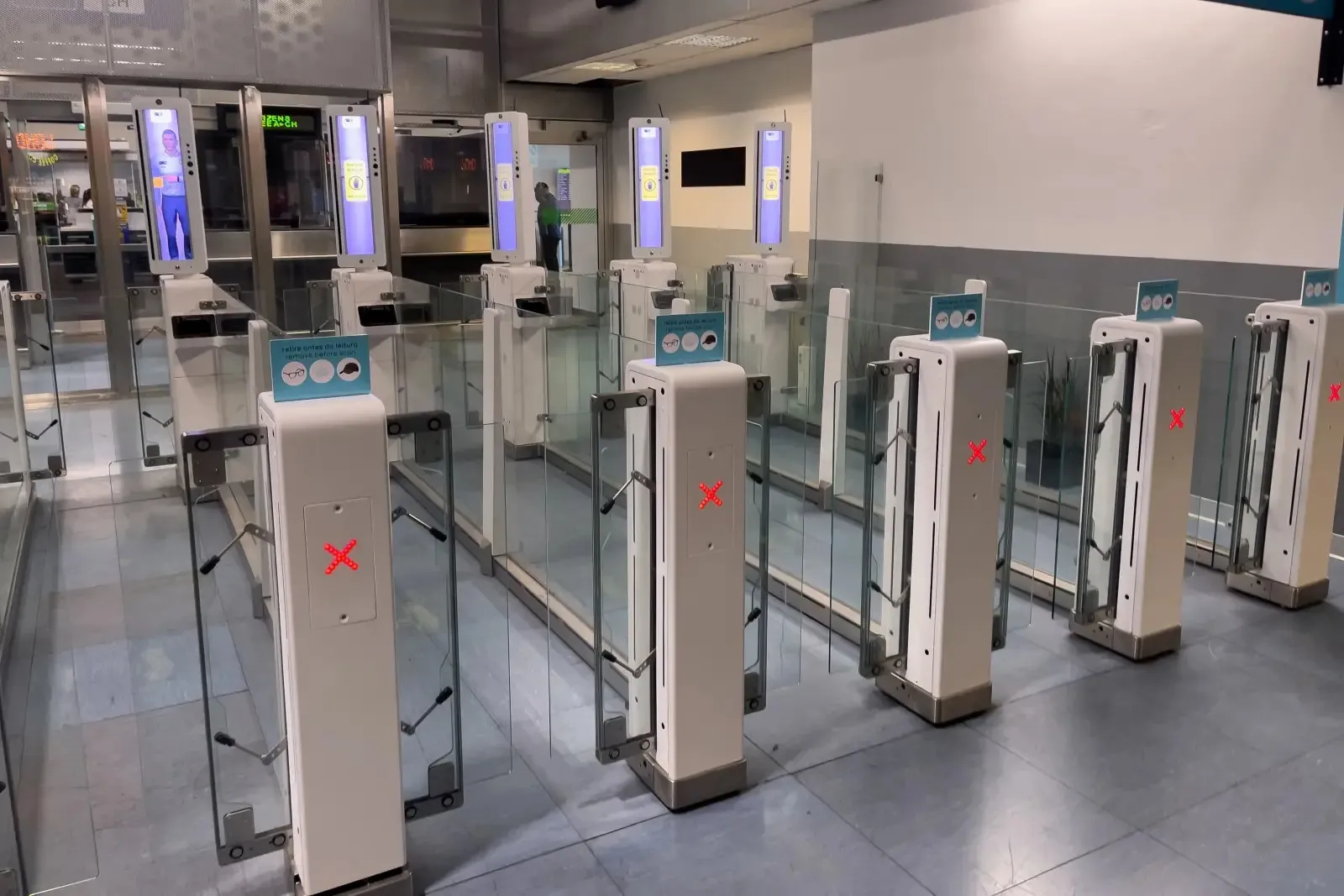 שערי כניסה ביומטריים מודרניים בביקורת הגבול בנמל התעופה של ליסבון בפורטוגל